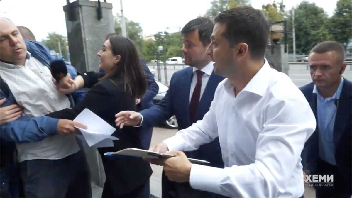 Мендель толкалась и пыталась вырвать микрофон у журналиста, который хотел задать вопросу Зеленскому