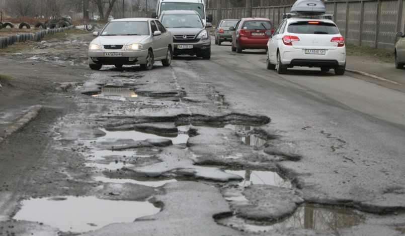 Як крадуть на ремонтах доріг в Україні: схеми і приклади