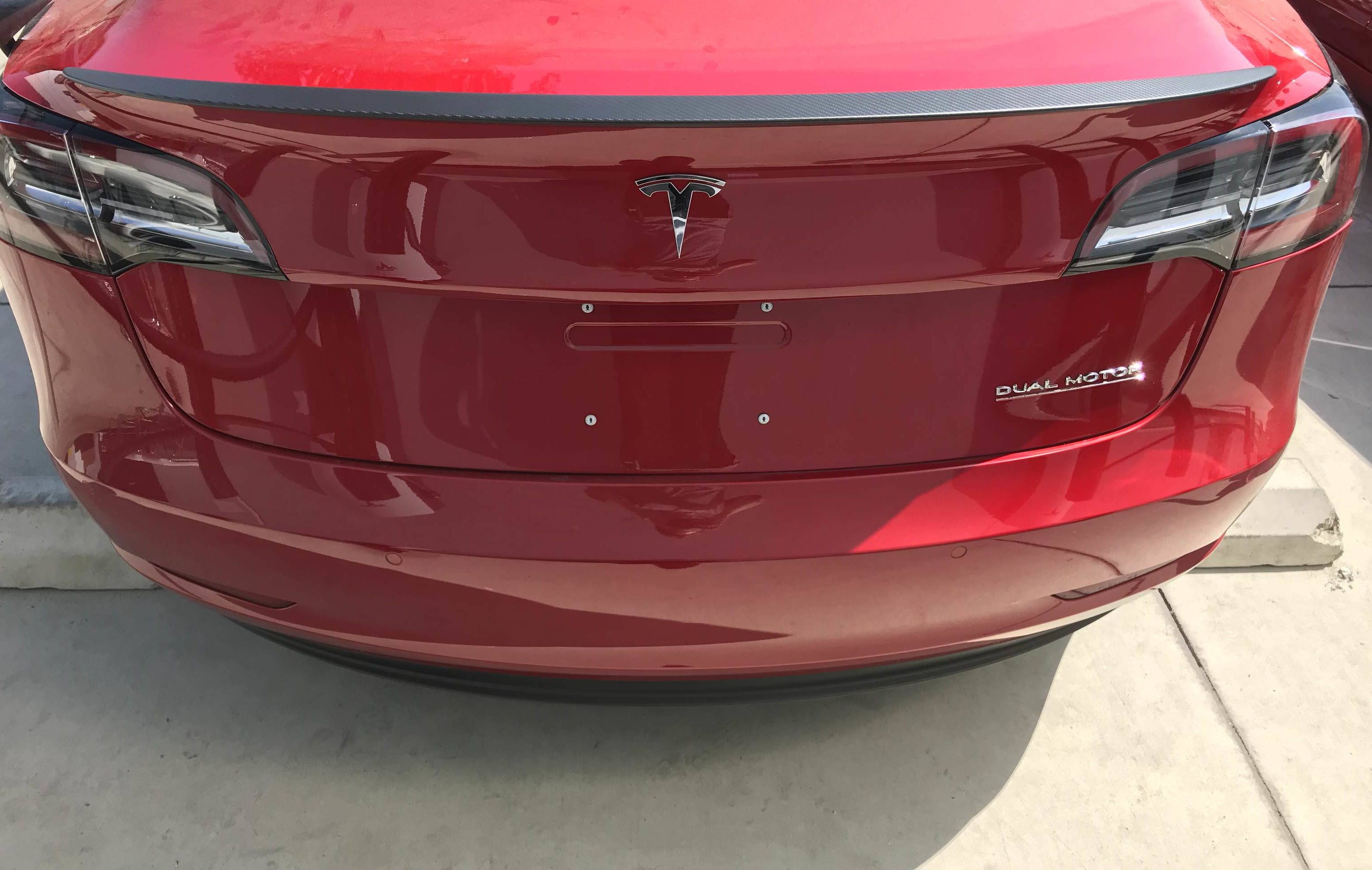 Tesla Model 3 Performance со значком Dual Motor и карбоновым спойлером замечена в дикой природе