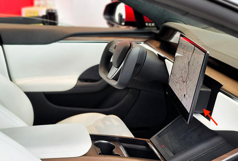 Поворотный дисплей Tesla Model S замечен на Тайване, как сообщают новые владельцы