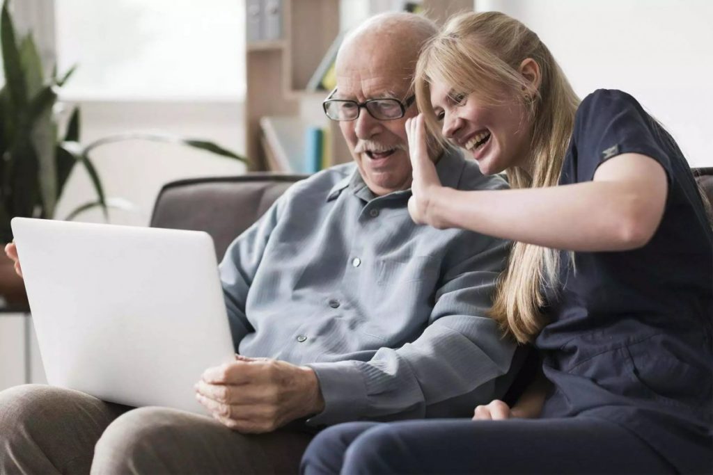 Технології в домах для літніх: від простих зручностей до інноваційного догляду